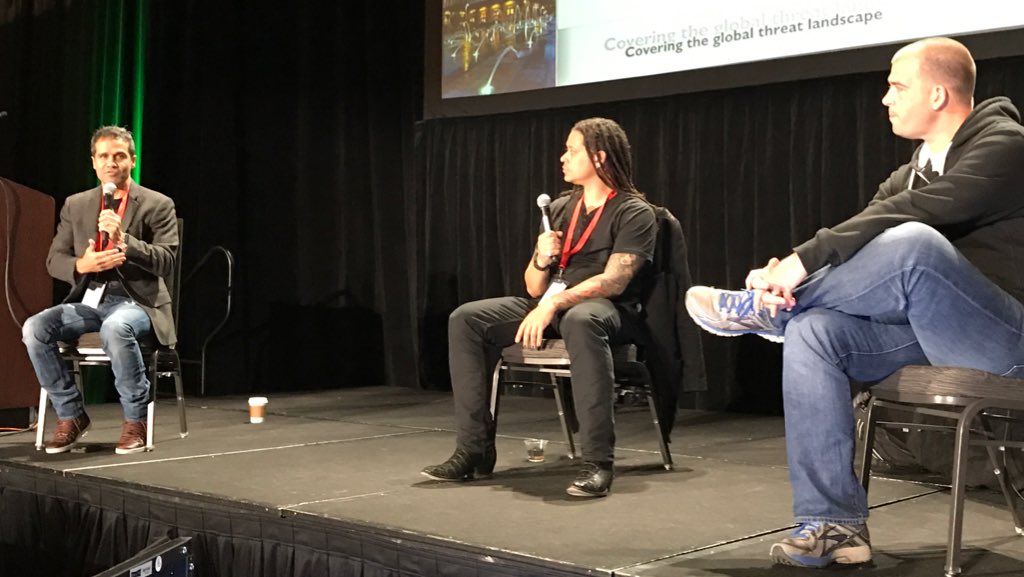 juanandres_gs's tweet image. The cursed panel! @ryanaraine moderating, @headhntr and @Mao_Ware #FIGHT #VB2016