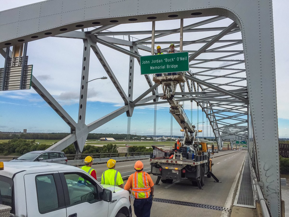 ENGPHOTO's tweet photo. . @MoDOT_KC hang the sign above the new #BuckONeilBridge in @KCMO https://t.co/IIjldl3KCy