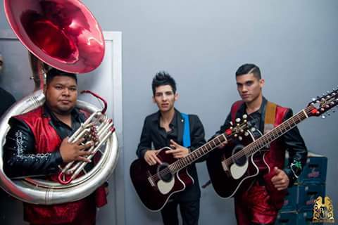 En boscan él grupo crecer Germán y Eduardo ochoa parte de su equipo de trabajo en hermosillo sonora
