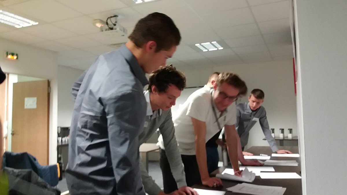 Don_PiloU's tweet photo. Alexandre donne la main au jeu Domino #Afterschool_CGI https://t.co/C4KxSB68yL