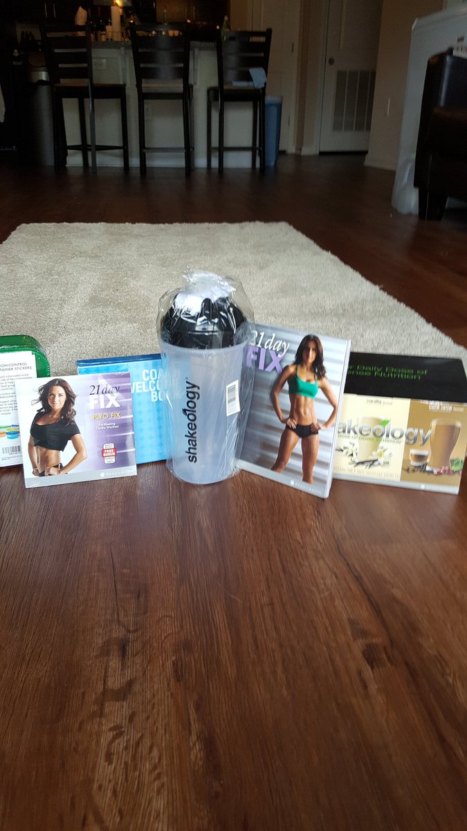 MargaretHTBBC's tweet photo. Who knew that Christmas and Hurricanes went together! I have my weekend plan now! #beachbodycoach #shakeology https://t.co/f2m1T9Go1f