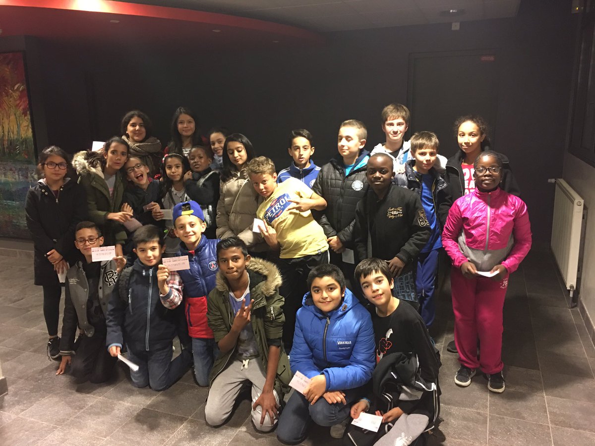 serra84's tweet photo. #projetDanse @ClgSveil : #spectacle de #danse Hip-hop à #LivryGargan avec les 6èmeA ! Sur scène, la compagnie #6TD ! https://t.co/afSsK2MVZd