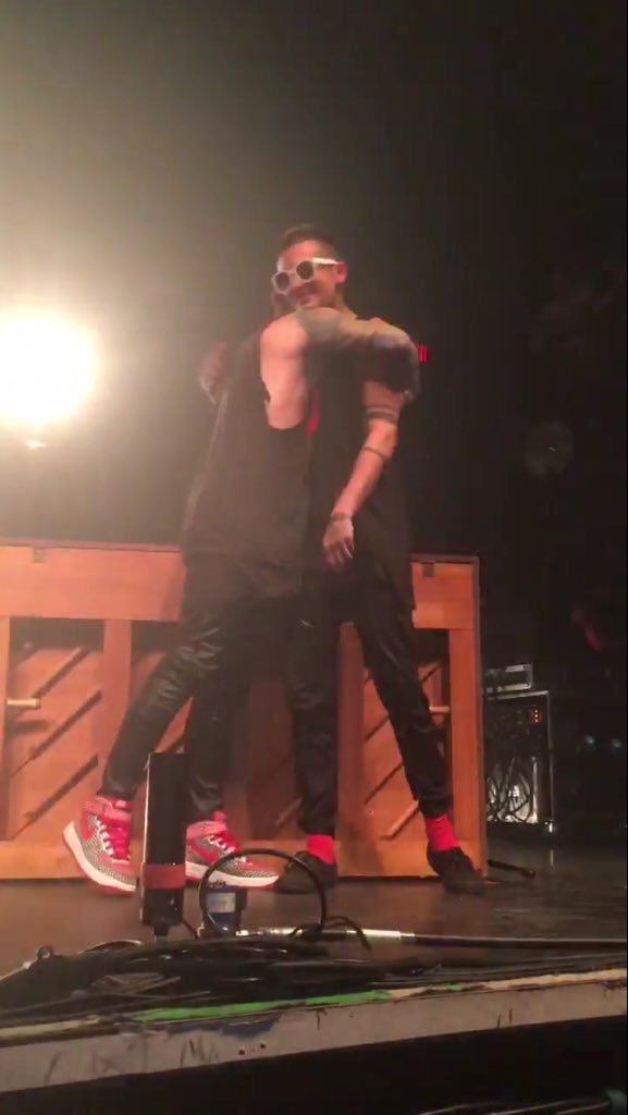 awcollided's tweet photo. josh abrazando a tyler como símbolo de amor https://t.co/2n3ituCuKL