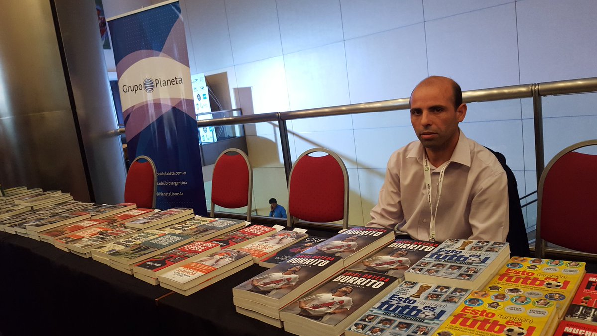 ETFlibro's tweet photo. #Literatura y #Fútbol 
Un gusto estar siempre.
Y que los lectores cuenten sus sensaciones.
@congresodfutbol, stand de @PlanetaLibrosAr https://t.co/gal4nIw1iI