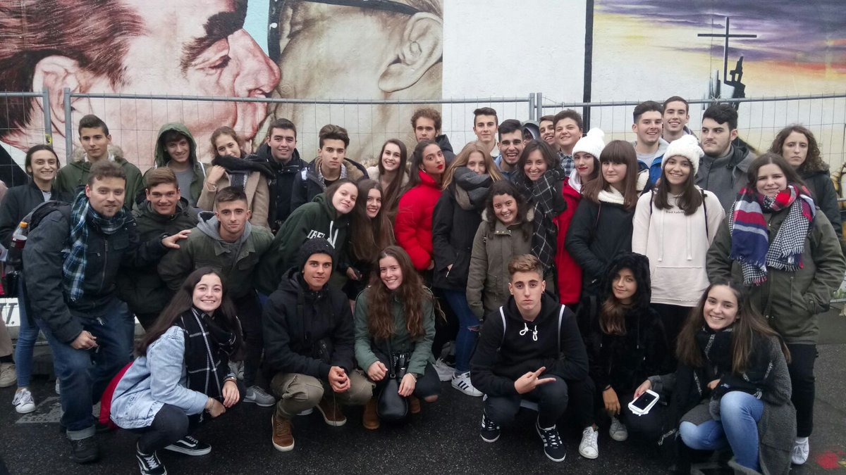 GOAtocha's tweet photo. Alumnos de Bachillerato ya están disfrutando en #Berlín de su primer día de viaje de estudios. #muro #goaberlin https://t.co/z5UEeuTNsS