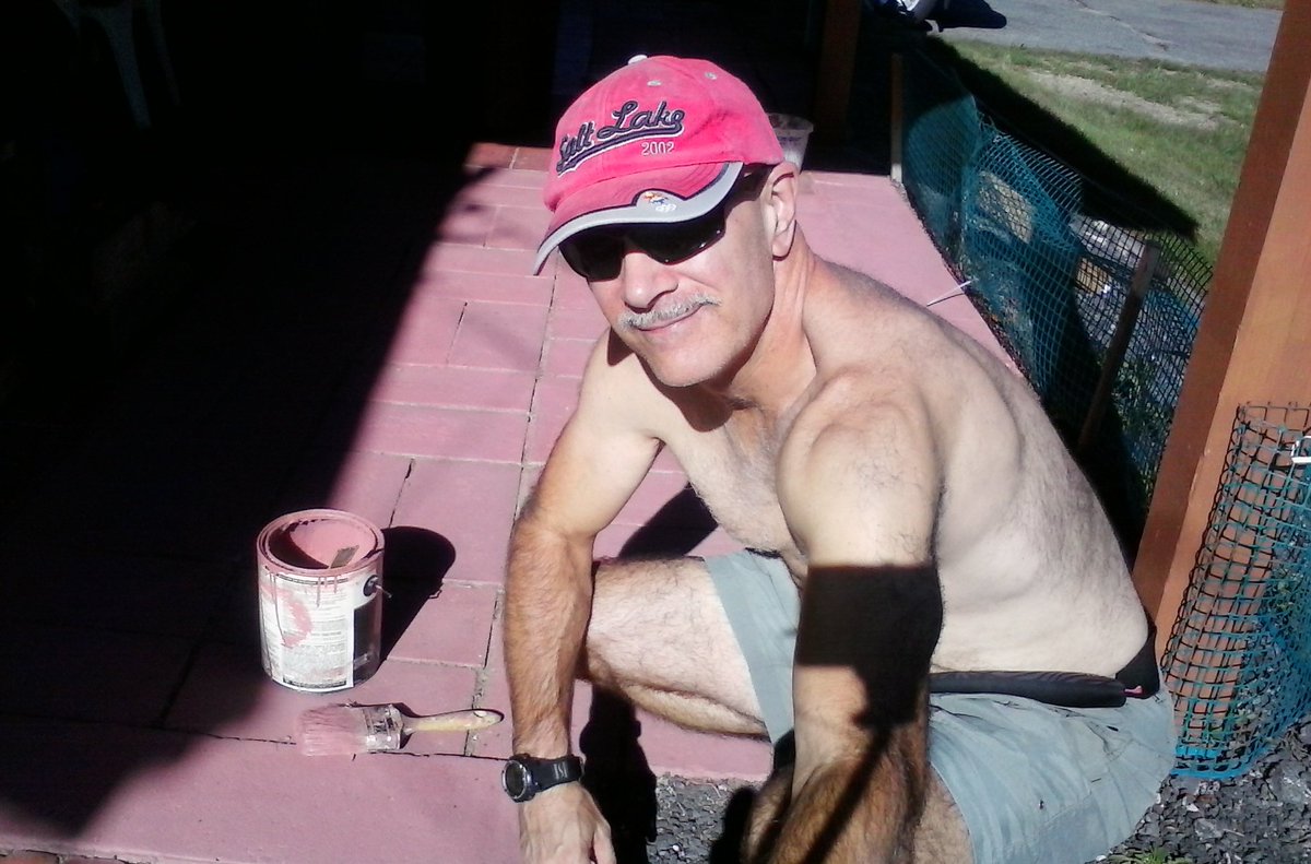 TMAN1108pm's tweet photo. Painting patio blocks, listening 2.@ChuckNowlinWZLX @wzlx #Perfect10. #IndianSummer2016. #BeautufulDay #wzlx https://t.co/Nui98PJ8vs