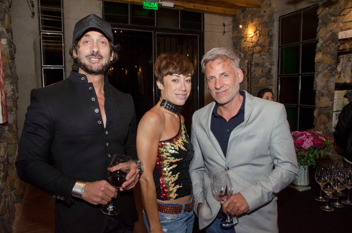 #Sociales Primavera y arte en <a href="/CasaVigil/">Casa Vigil</a> jornadaonline.com/tw/162623 <a href="/alevigilmalbec/">Alejandro Vigil</a> <a href="/ScalziPanker/">Rodrigo Scalzi</a> <a href="/FlacoGabrielli/">Flaco Gabrielli</a>