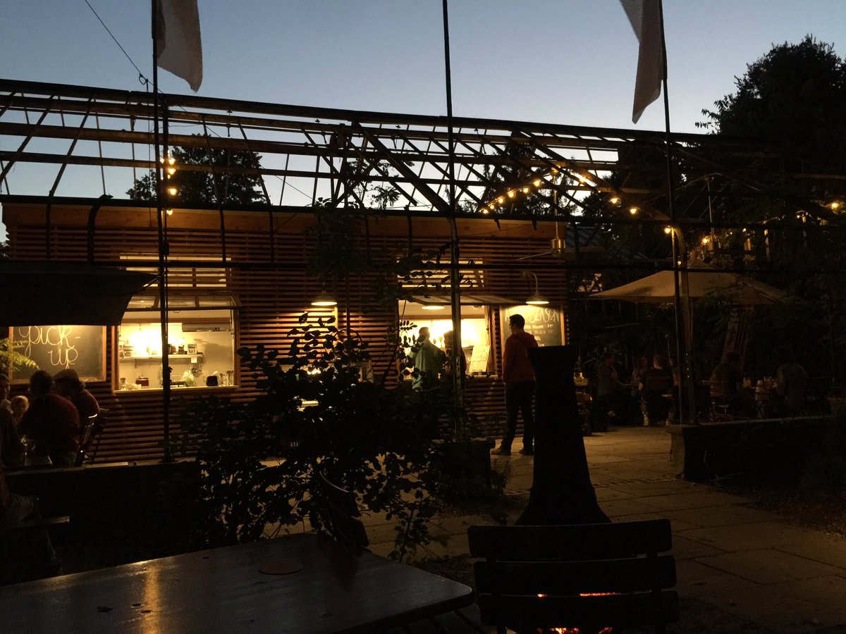 LSnowden's tweet image. Nice night for October 6th! 🎃 @KYNativeCafe is stunning!