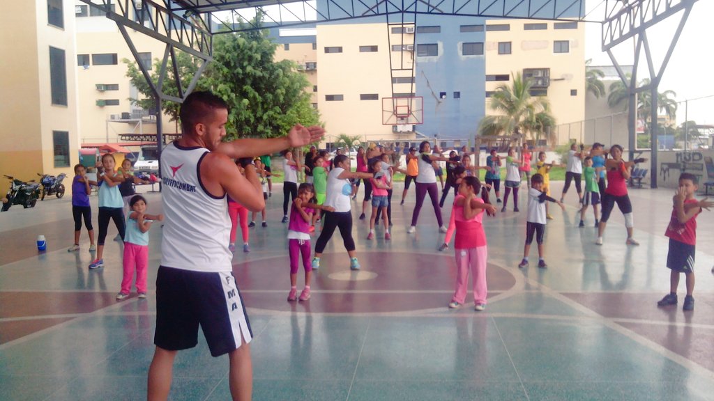 patinajearagua's tweet photo. Patinadores de @newaraguapatin recibieron una dinámica clase de @fitcombat en @INSAJUV_Oficial  #Maracay https://t.co/7CJhAmHwkX