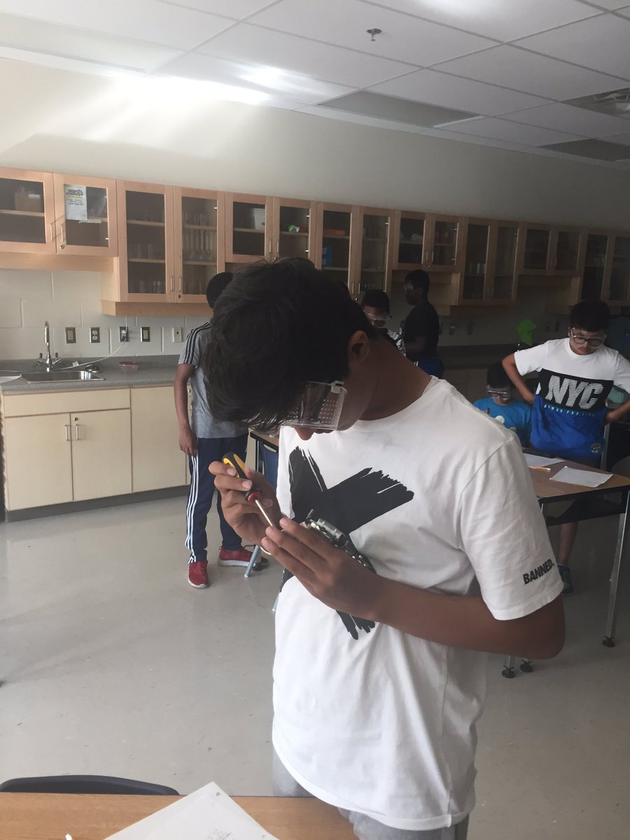 MrsBerry_Shaw's tweet photo. Learning about systems and subsystems in grade 8 in the Take Apart Lab @Shaw_Hawks https://t.co/gh3iGWG14k