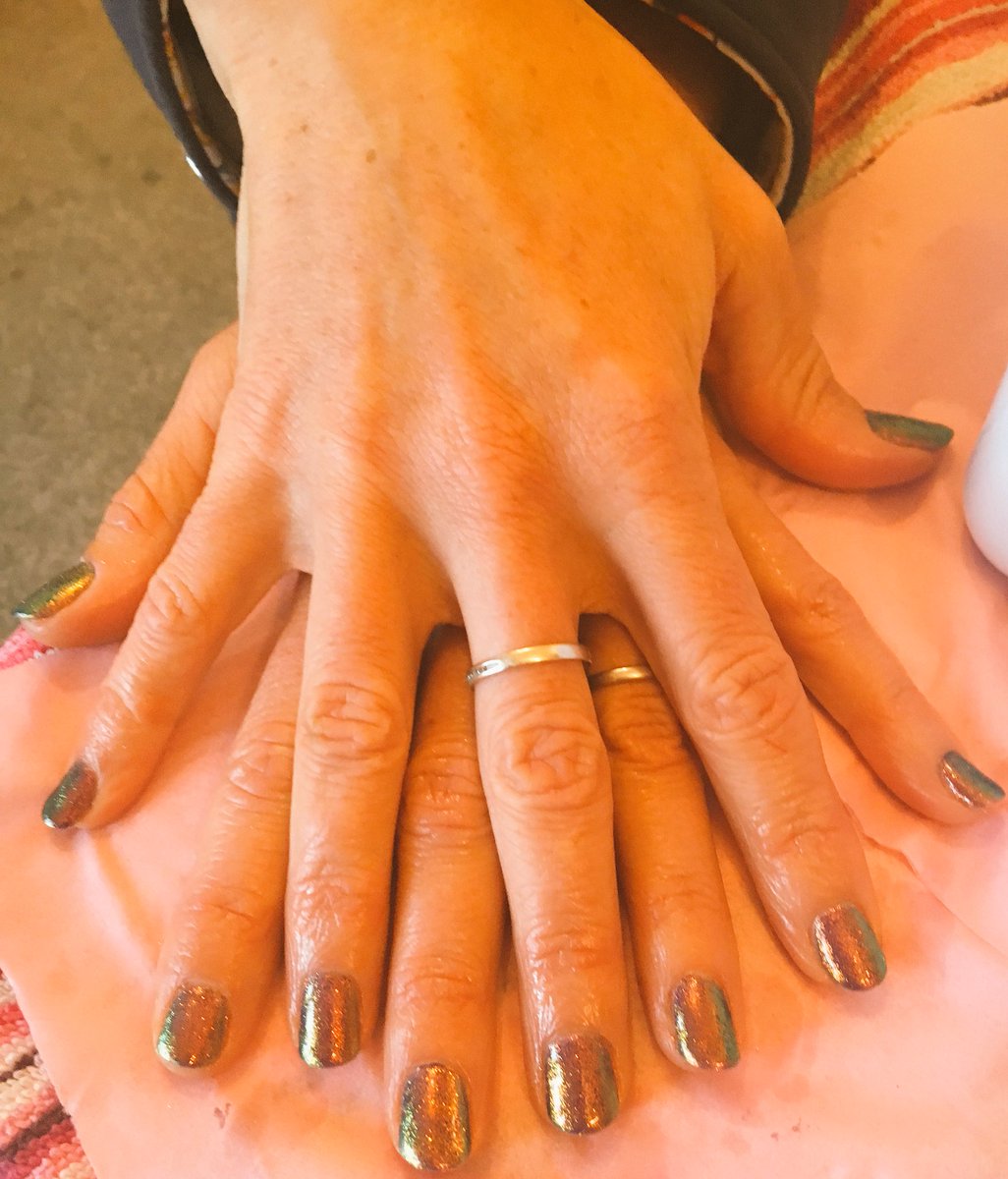 BeautyMelicious's tweet photo. #shellac #grape gum #mermaid powder #sparkles #inlove😍#magic ���⭐️💅🏻⭐️💅🏻💜 https://t.co/e1aTzC6vE3
