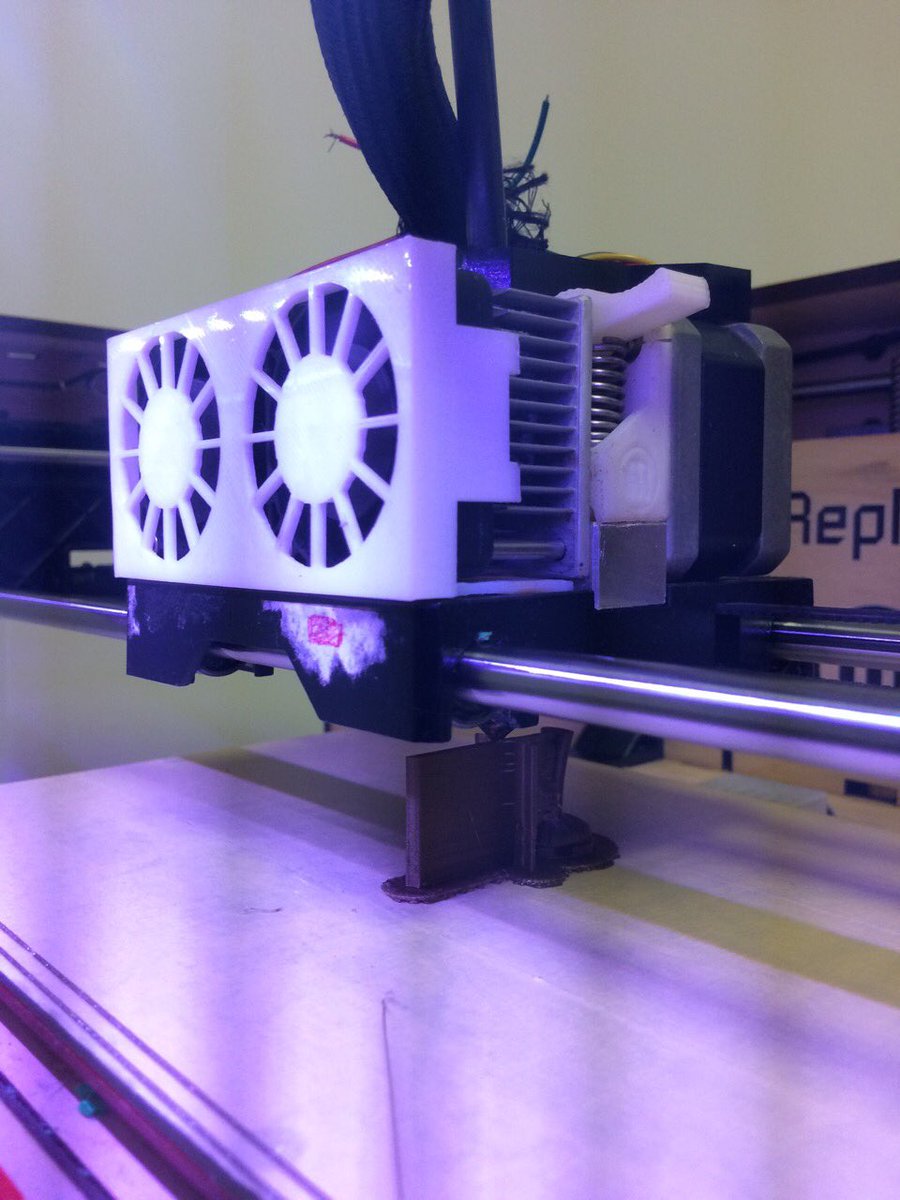 jordaneoin's tweet photo. 3D Printer all calibrated and ready for the #porterhack https://t.co/swONpHNYt4