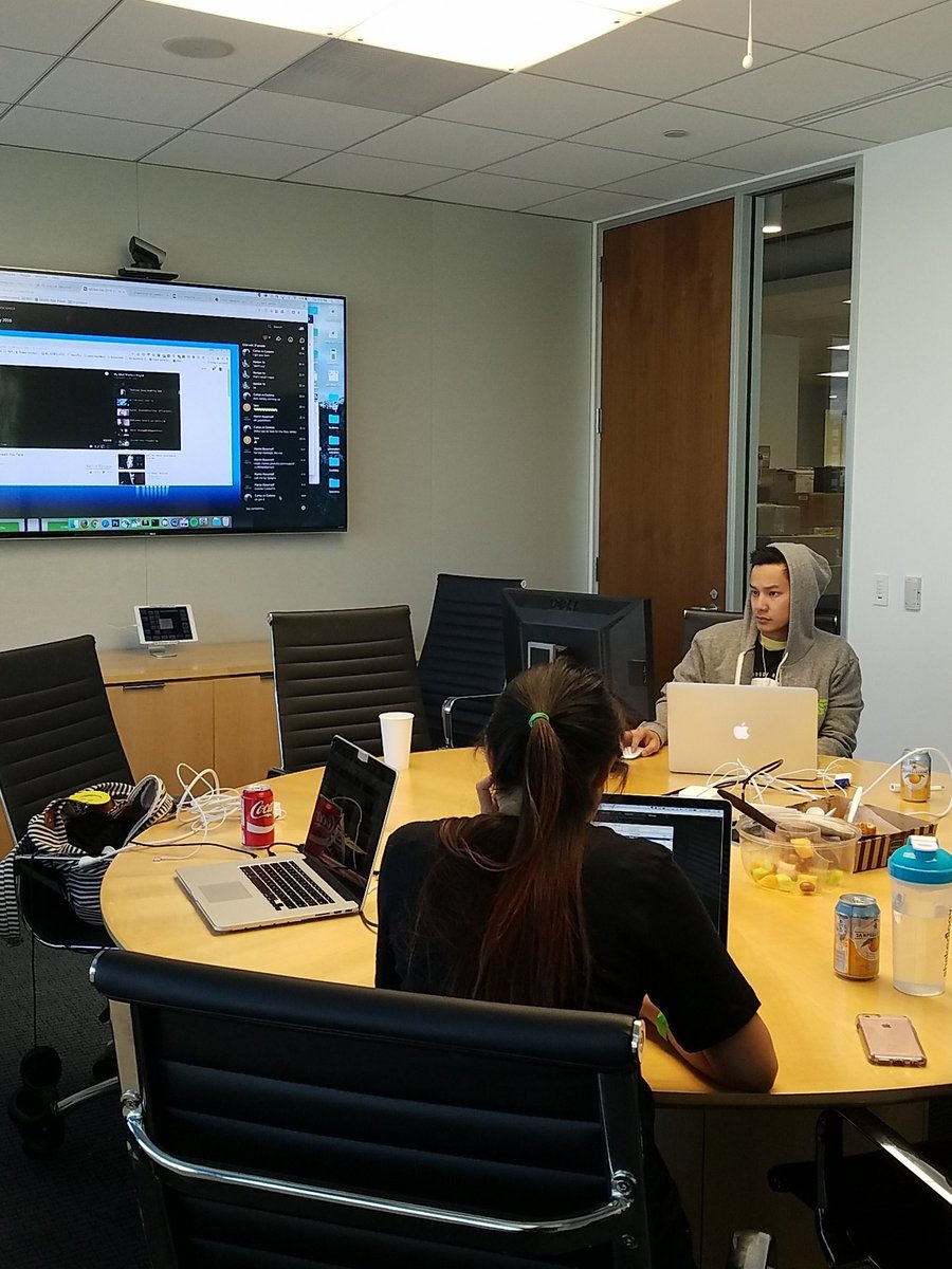 crystalsicairos's tweet photo. Switched rooms, kept going. Our presentation is already storyboarded #bbnyancat #bbhackday #hackathon #girlsintech #womenwhocode #beachbody https://t.co/0x833Y7NtJ