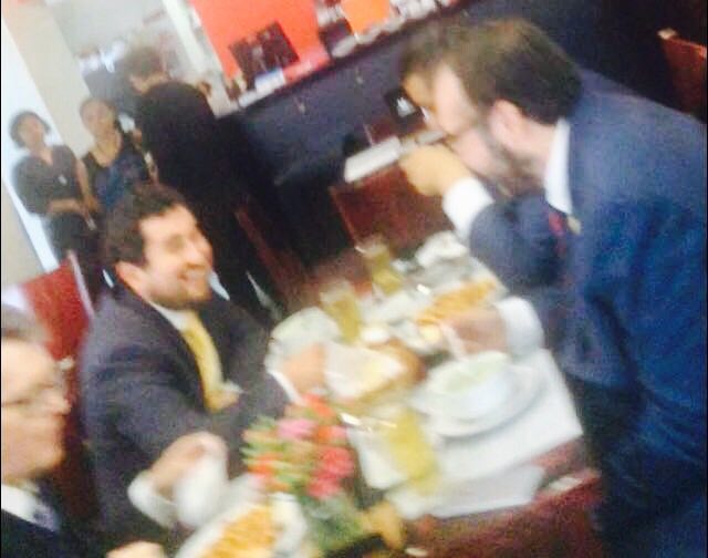 janepoole96's tweet photo. Mientras se avientan su discurso d enemistad stos puercos comen juntos @craviotocesar  @mauriciotoledog @ivan_texta @SuarezdelReal1 @Milenio https://t.co/cBrnqYn5vu