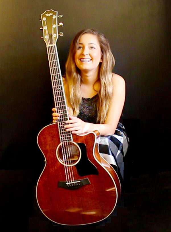 RaquelRothschi3's tweet photo. Always laughing😀 💚 @TaylorGuitars https://t.co/TGUOal9YXy