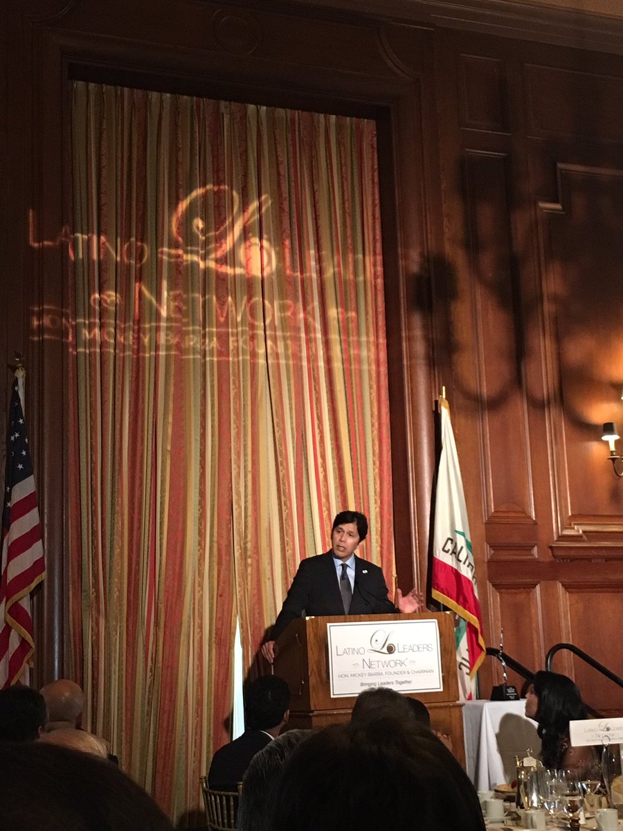 LuisAdvocates's tweet photo. @kdeleon being recognized by @LLN_USA for leadership and work on behalf of Californian families #LLNLA @AARPCA https://t.co/WQ7rY4GxHa