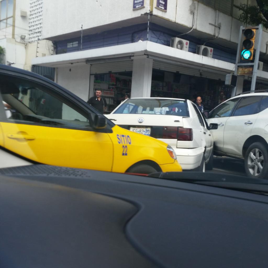 realoskar's tweet photo. @zona3noticias  @Trafico_ZMG  carambola de 3 autos en hidalgo y mezquitan entorpece el tráfico, mucha paciencia!! https://t.co/PpDJyYJmyu