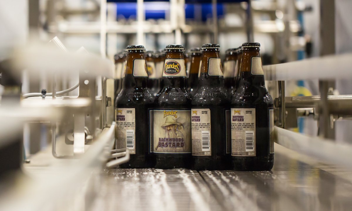 foundersbrewing's tweet photo. The bourbon barrel-aged Backwoods Bastard is BACK! Glorious combo of bourbon heat, roasted malts, sweet caramel &amp; earthy spice. https://t.co/JF0T8ZrkFZ