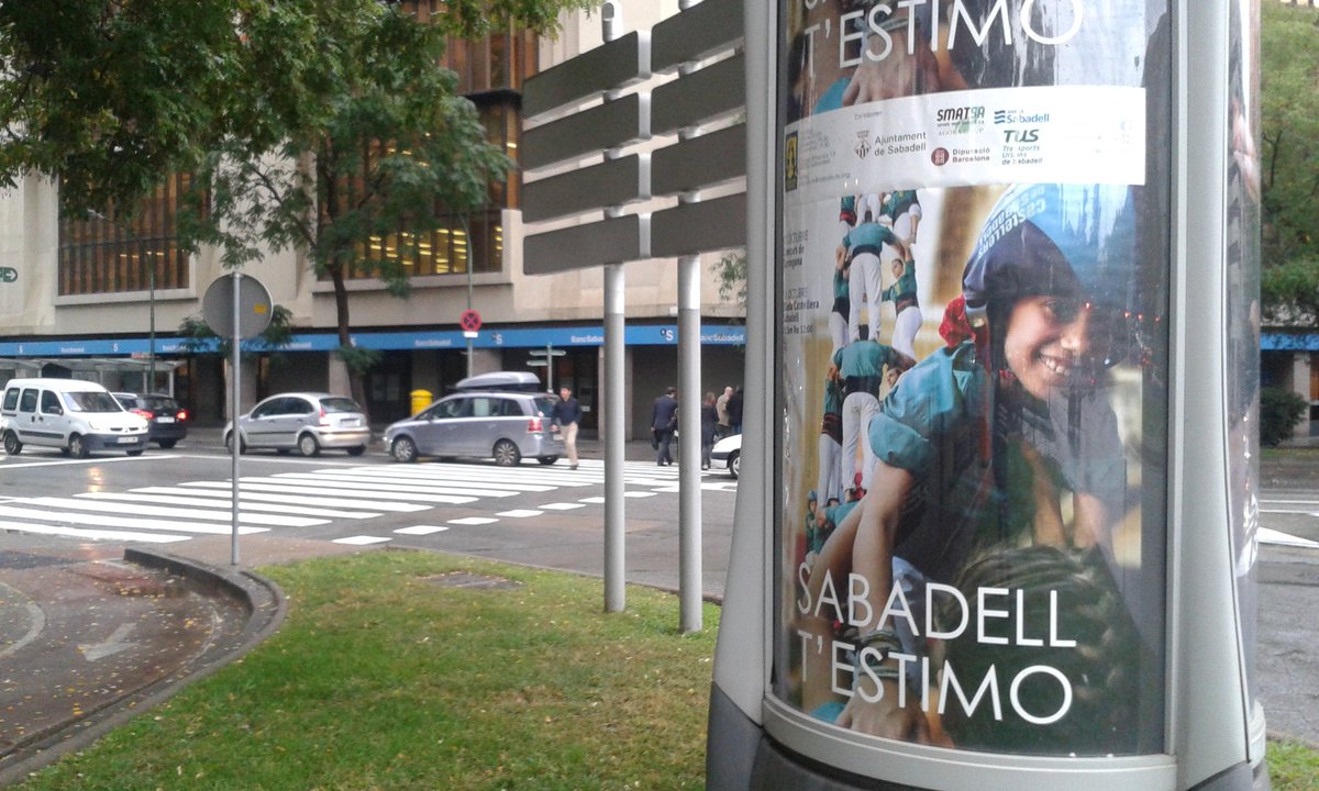 Acció publicitària exterior dels <a href="/saballuts/">Saballuts</a> a la pl. Catalunya #Sabadell. Vinculació emocional amb la ciutat
