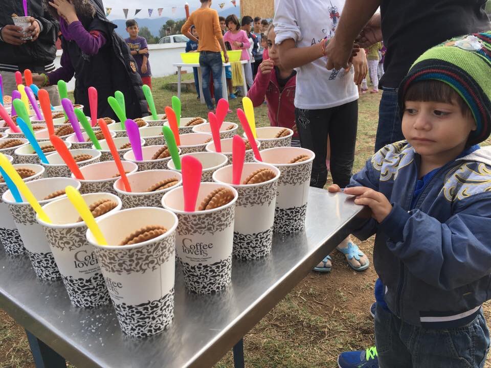 Fotomovimiento's tweet photo. En @ComunitatEko #Ekokitchen cocinan los desayunos favoritos de niños y niñas junto a sus madres. Fotos de #EkoKitchen #RefugeesGr #Greece https://t.co/JBvyOoEHej