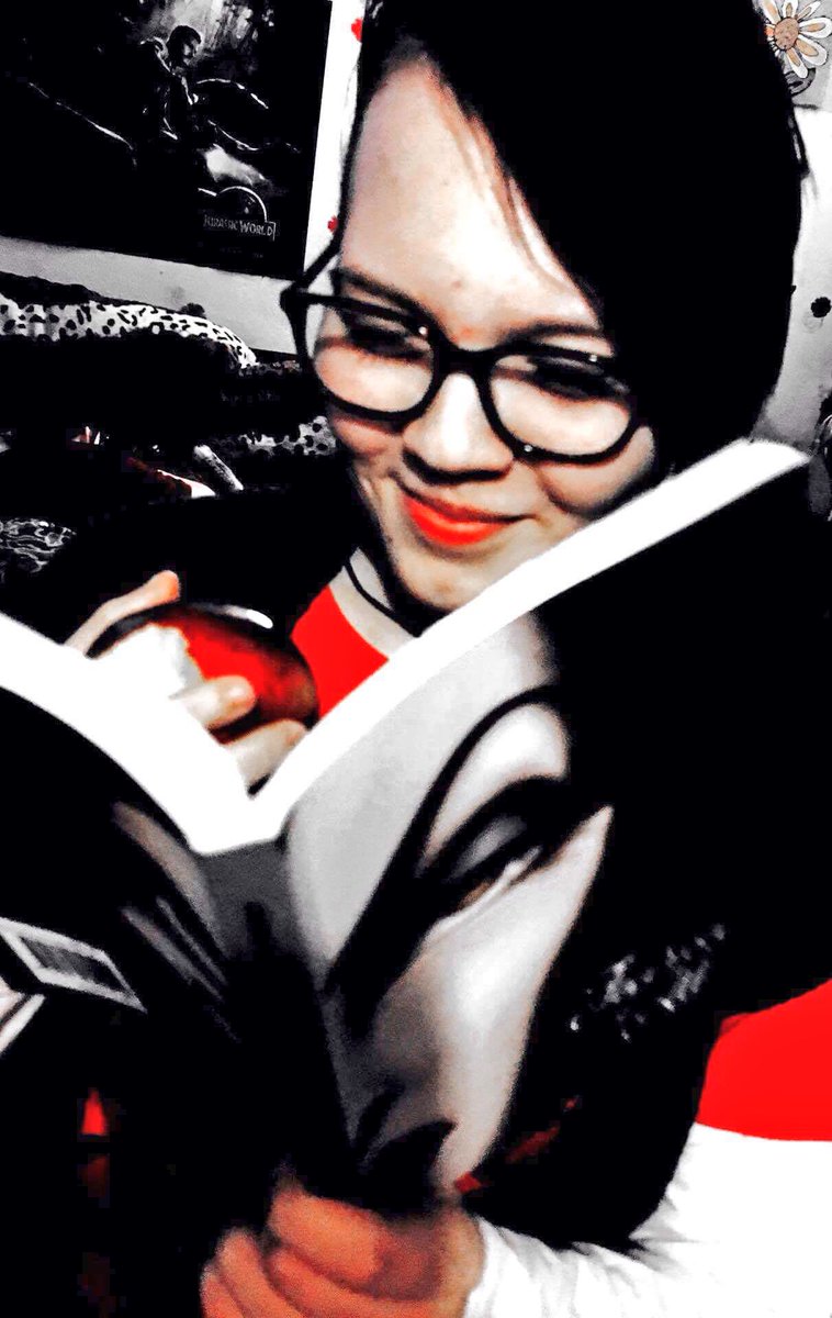 Aj_Le_Fay's tweet photo. Me reading a book about the Evil Queen, looking evil, while eating a RED Apple! Do you approve @LanaParrilla ? #EvilLikeMe https://t.co/4QnNTYo775