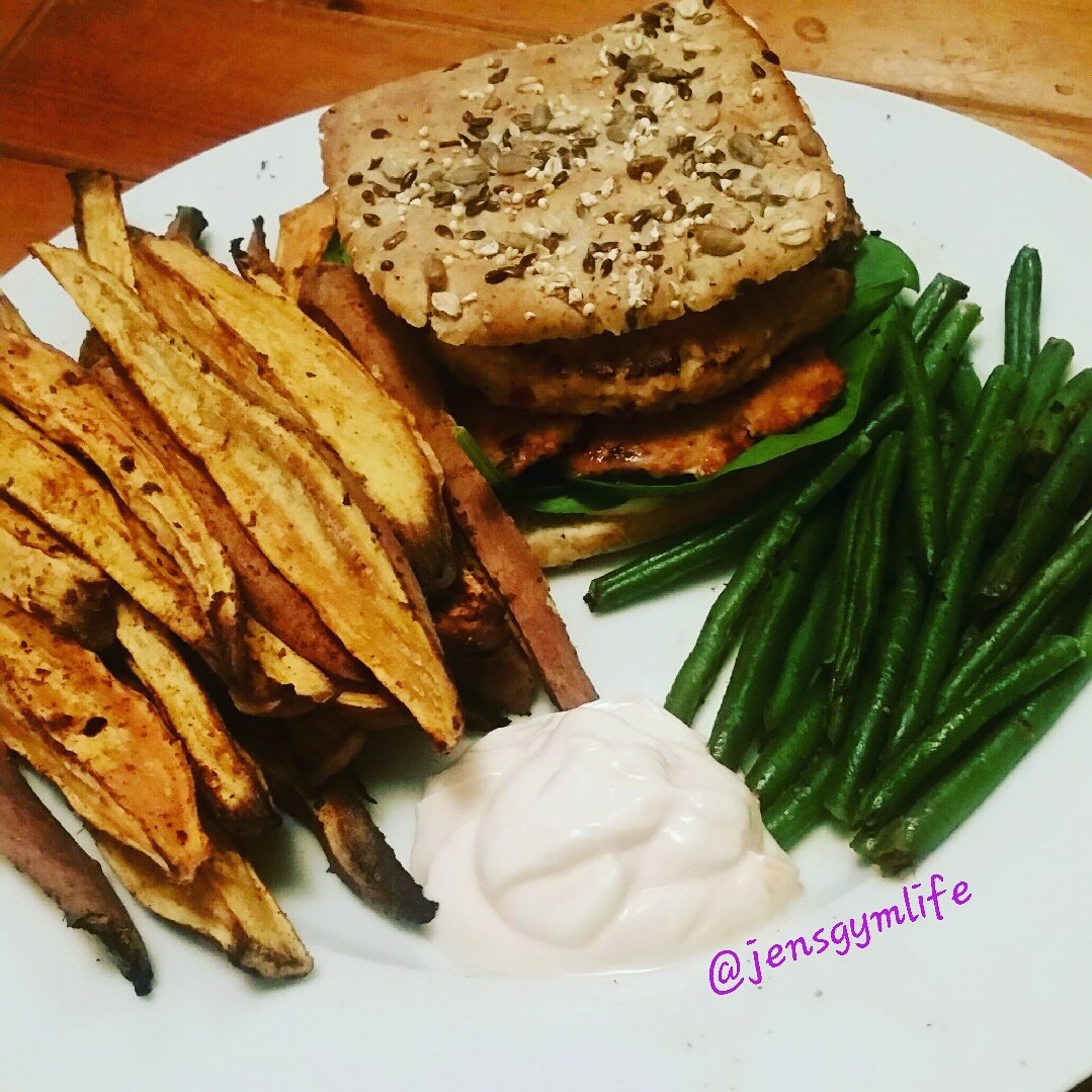 jbyrnecoaching's tweet photo. Late leg session so burger, beans & chips for those leg gains 🙌 Using @thenakedmeatco @thenakedblondie fajita turkey burgers 👍#food #fitfam https://t.co/1QXoNSoh85