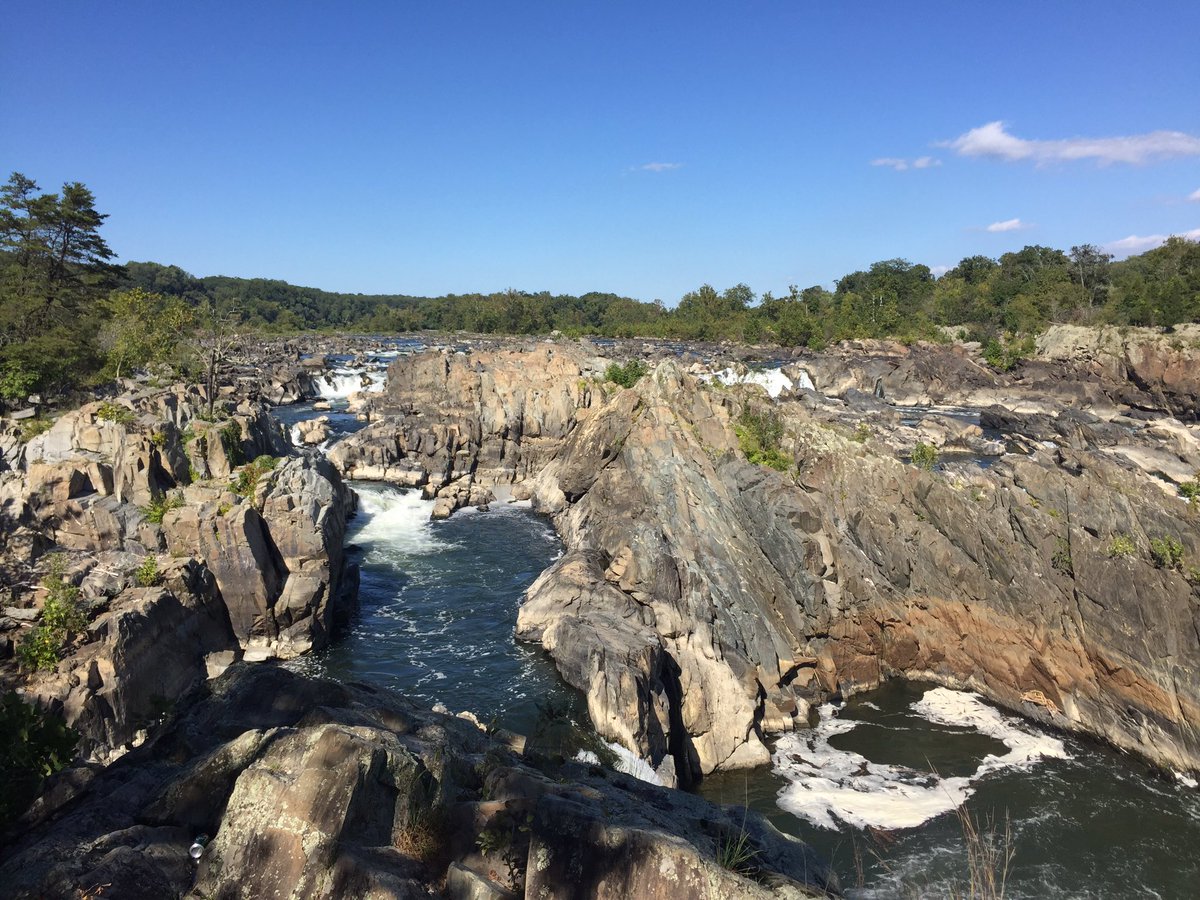 beehavenbadly's tweet photo. #TBT Such a beautiful place! #hiking #Virginia #nature https://t.co/HrDUoRbBZU
