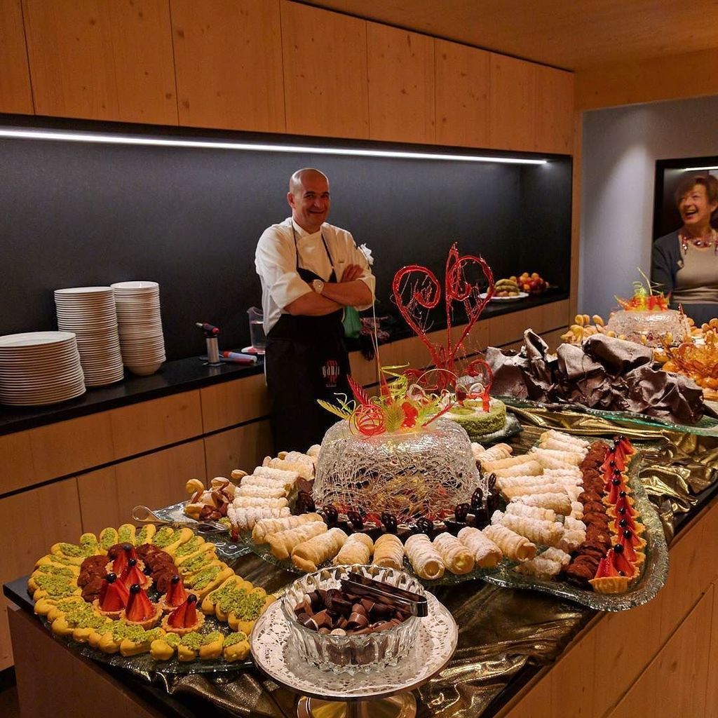 VeloVeneto's tweet photo. (part of the) Dessert bar with the maestro himself.
#tbt at the @maratonadolomites
#ridet… https://t.co/jlInVwb2F5 https://t.co/6lcBTXZ8NN