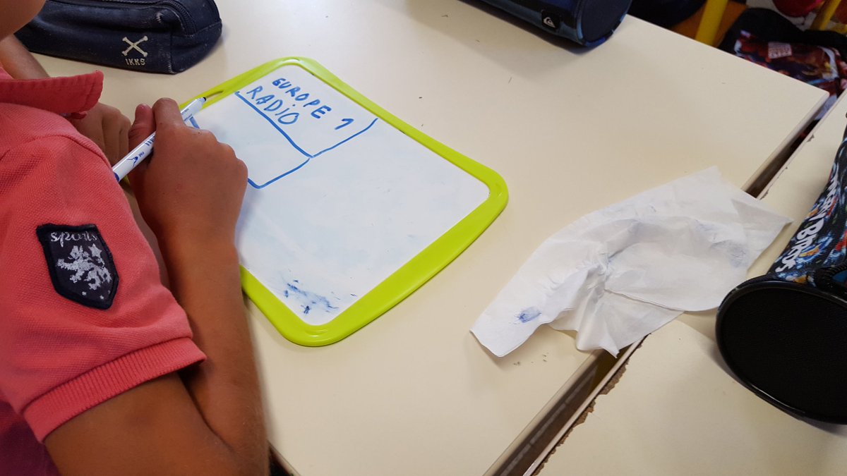 cdupuy5's tweet photo. Découverte d une matinale radio par les élèves de @eclacelette dans le cadre du projet #webradio. Des mots clefs mis en avant avec l écoute https://t.co/W11ESa5pmk