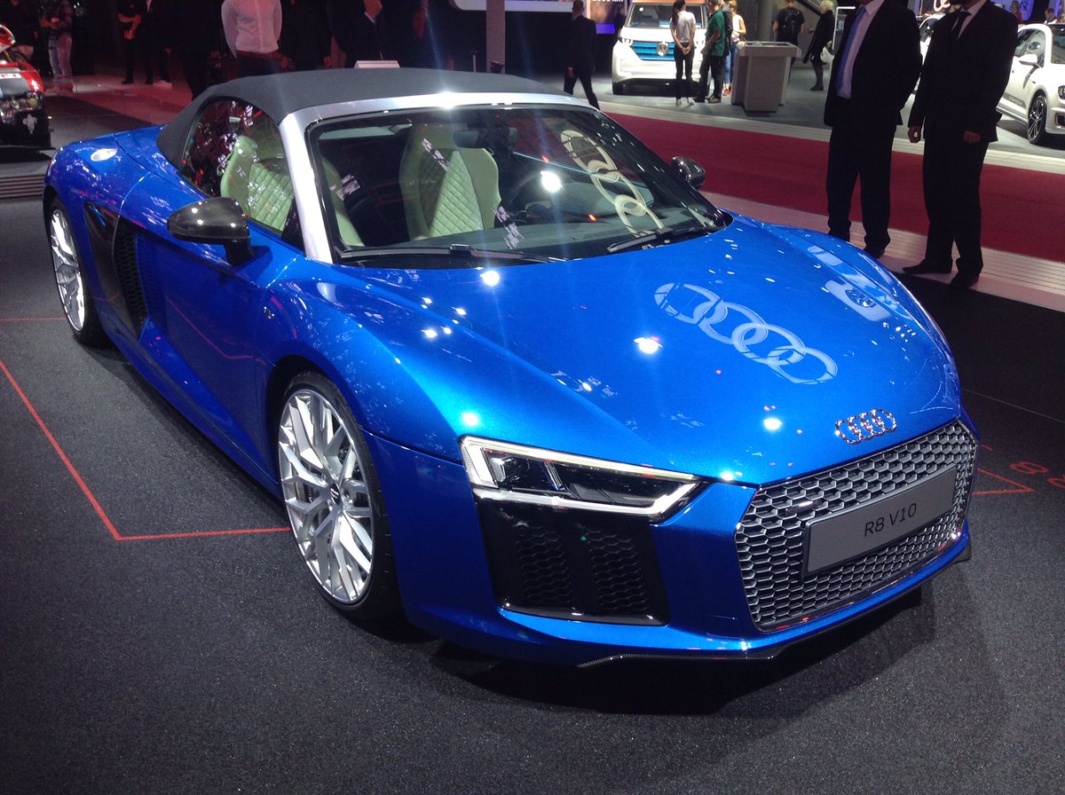 YTimesMotoring's tweet photo. The New Audi R8 Spyder shines brightly at Paris Motor Show.

*Faster, stiffer &amp; lighter
*540PS V10 engine

Coming soon to showroom near you! https://t.co/7SPfO2jBSv