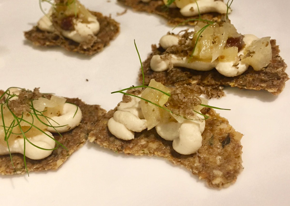 identitagolose's tweet photo. More from @MKlifestyle : @UrbaniTartufi cheese, almond flatbread and fennel compote #dinearound #identitaeataly https://t.co/2s7LTUz3yL