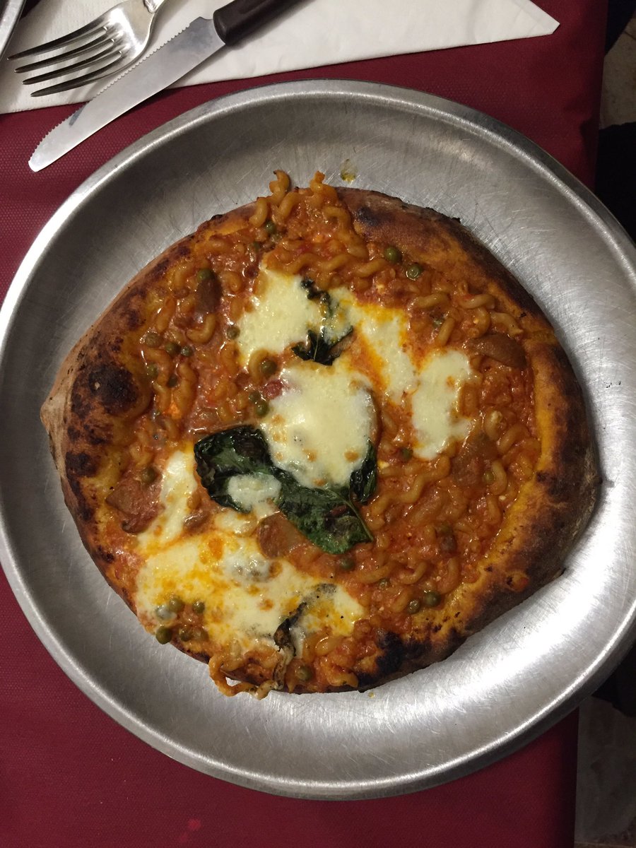 Monica_S_01's tweet photo. Divina..pizza con pasta #acunzo #napoli ❤️ https://t.co/lNb9A1kqTM