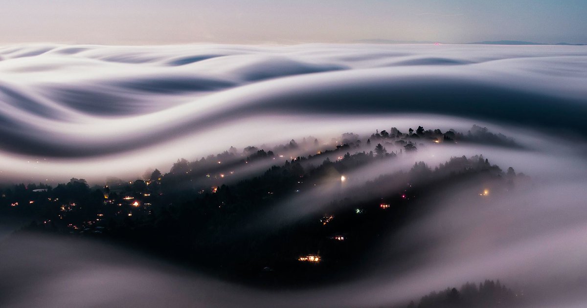 KristinFisher's tweet image. This pic of fog rolling over San Francisco is to die for (📷@elmofoto via @WIRED)