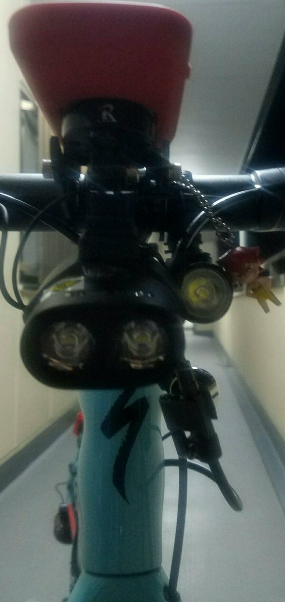 retsukun's tweet photo. CATEYE VOLT1600が届いたので昨日は夜にさっそく街灯のないサイクリングロードを走ってきました(*^^*)♪
結論は明るすぎて不安感0で、素晴らしいな、これは♪♪
#Cateye #VOLT1600 #roadbike #自転車 #ライト #CR #自転車道 https://t.co/B7g6yM6Yoi