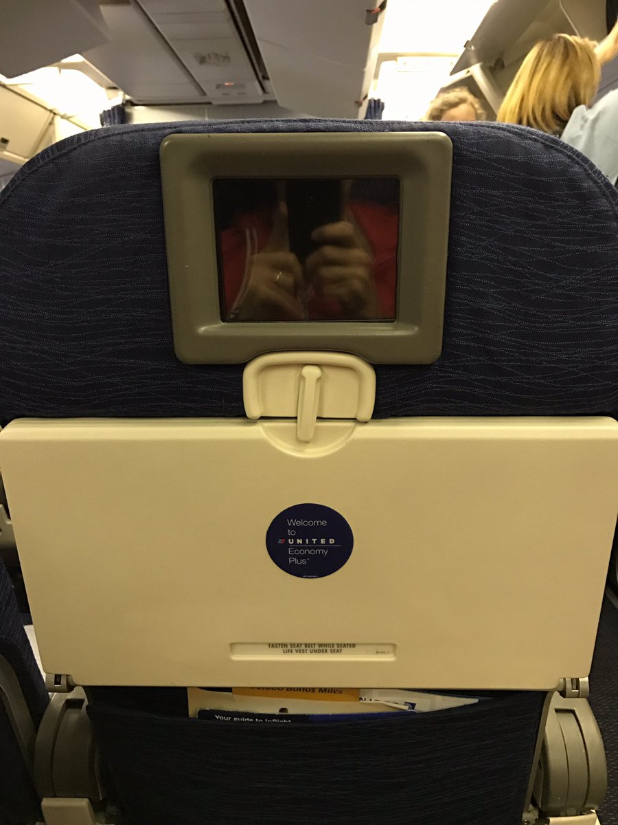 robertbirnecker's tweet photo. my iphone is bigger than your screen #dejavu #unitedairlines #travel #economyplus https://t.co/rFJsOyrEIP