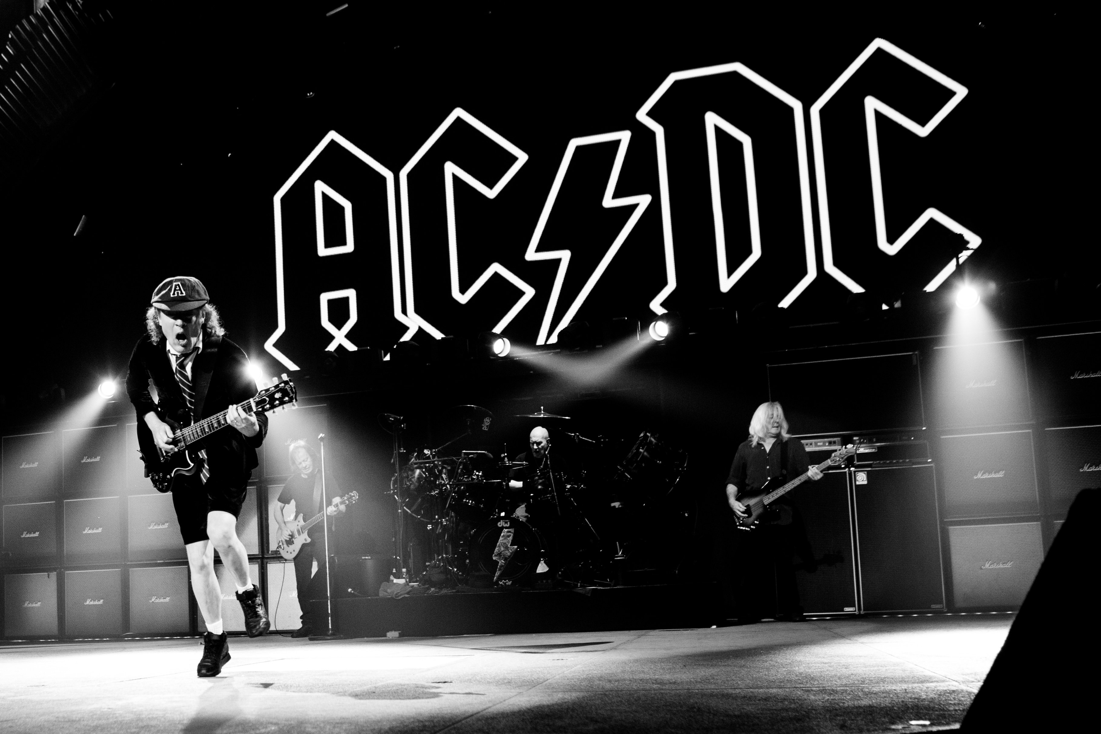 Ac dc группа видео. Рок группа АС ДС. AC/DC 80s. AC DC 70s. AC/DC группа 2021.