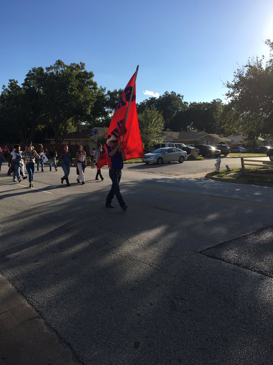 lilfigsmommy's tweet photo. @SamHoustonHS @fabenavides Enjoying #hoco2016 parade! #samside #sampride #beatpaschal https://t.co/2qSXtJ7QD7