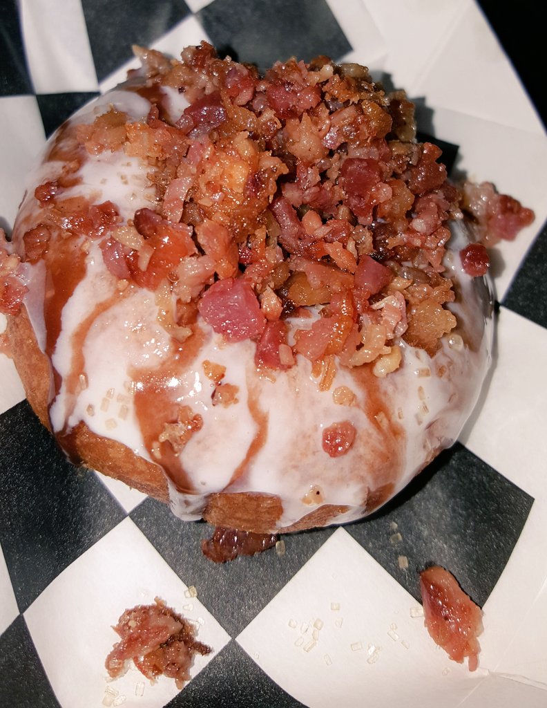 If there's a better donut out there..I've yet to find it..the Homer from <a href="/UndrgrndDonuts/">Undrgrnd Donuts</a> tonight <a href="/NavyYardPhila/">Navy Yard Philadelphia</a> #NightMkt 
<a href="/thefoodtrust/">The Food Trust</a>