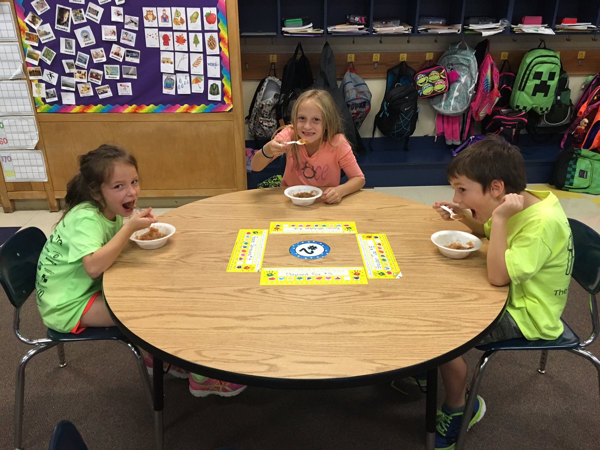 HeusnerFirst's tweet image. 1st grade integrated unit about seasons HAD to include fall and apples!#homemadeapplesauce☺️