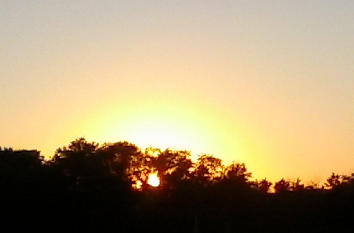 TMAN1108pm's tweet photo. #Sunset atop #PleasantValleyMa tonite at 6:05pm. Bike ride to #Sunoco to end the day. #IndianSummer2016 https://t.co/G8pJSsNnrc