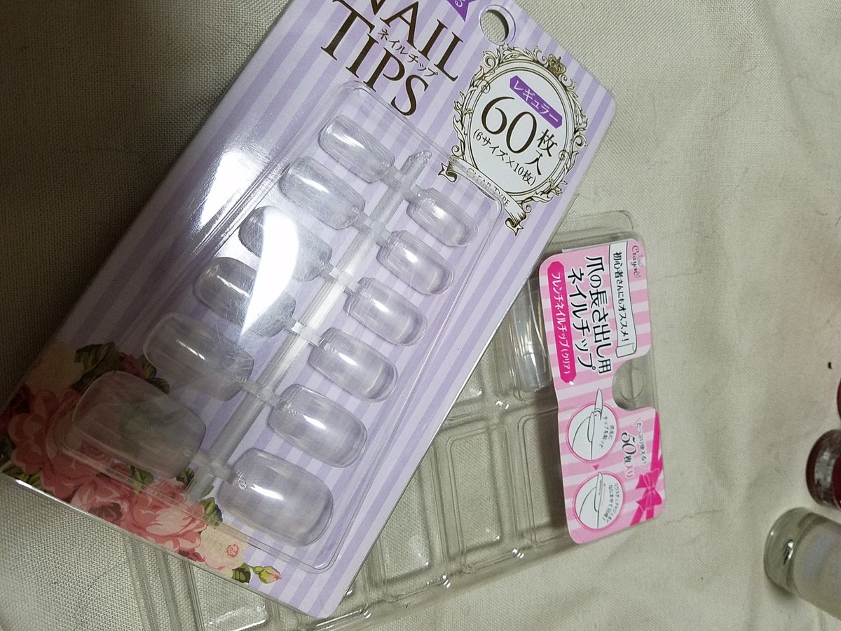 くろ 壁打ち作業部屋 土台にカットした付け爪をいい感じに配置 グルーガンで止めつつ歯茎もグルーガン 付け爪が熱に弱くて グルーガンで溶けまくる ヤバイ 歯茎はもう適当にちょっと凹凸汚いくらいで 覚めたらマニキュアで塗装 歯を汚く見せるために