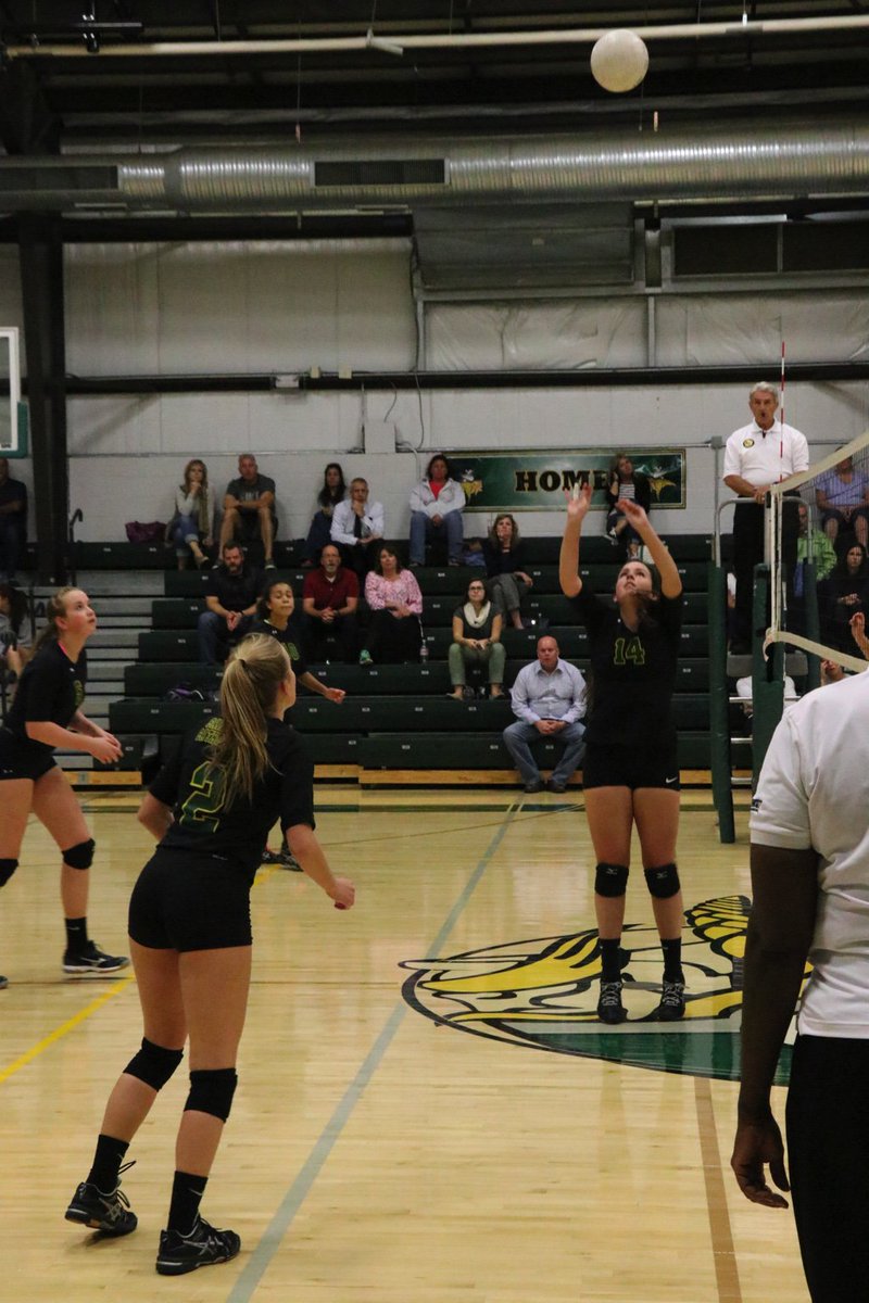 mdjones_13's tweet photo. set for the outside spike @SJCPAthletics @SJCP_Volleyball https://t.co/VvA4LnAWkd