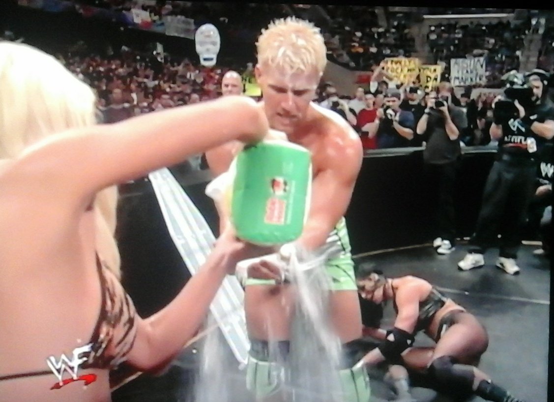 Mundo840's tweet photo. Miss Kitty pours a shit load of cocaine in Jeff's hands, but Chyna knocks it away. The front row is now totally fucked up!!! #NoMercy99 https://t.co/eTAjPnm0ij