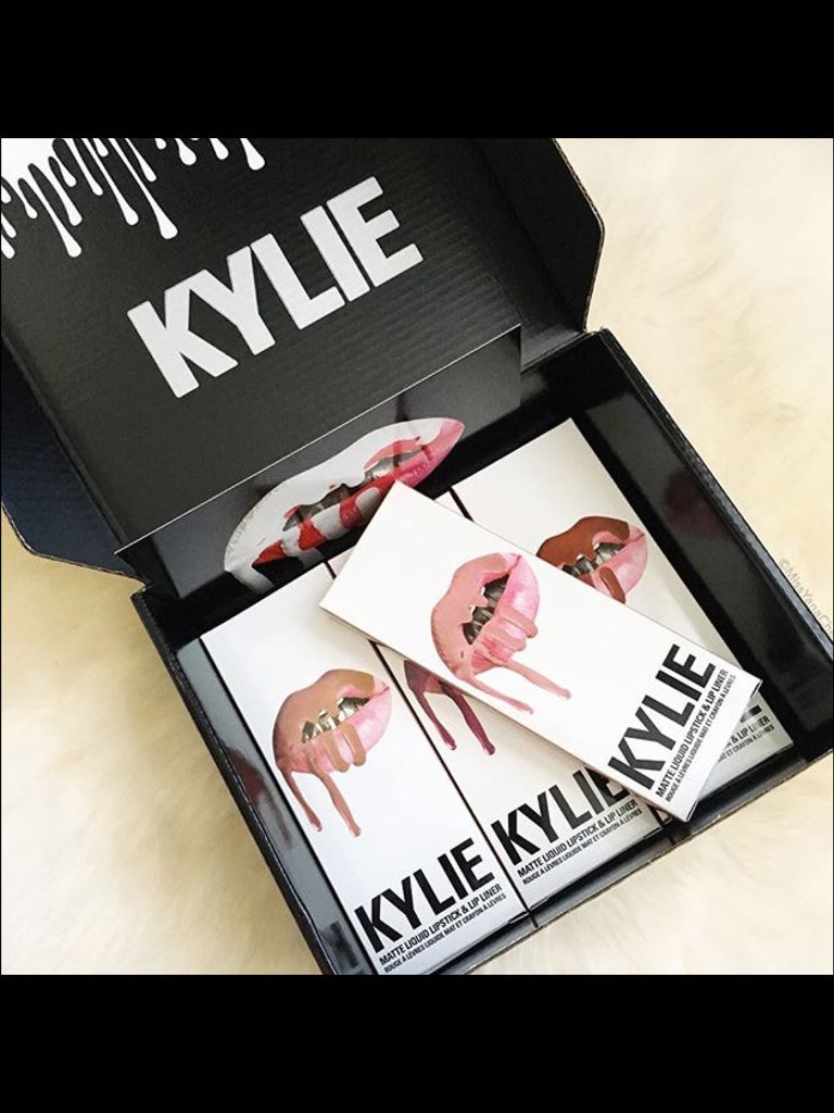 MakeUpHeavenz's tweet photo. Kylie Jenner is Giving away $500 Worth of Make-Up &amp; Lip Kits! sign up for free here --> https://t.co/DhaU9PLL19 https://t.co/loh75WwNyu