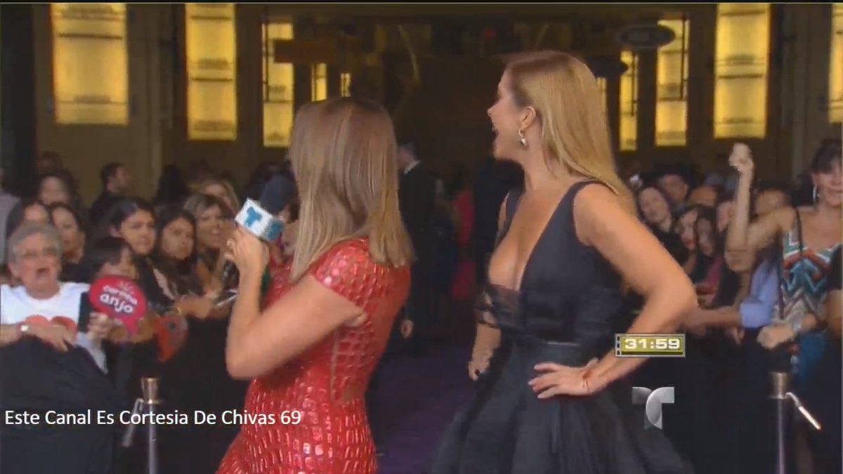 Dayana221410's tweet photo. REINA DE LA NOCHE @LuceroMexico #LuceroEnLatinAMAs #LatinAMASV https://t.co/F8rXRvplis