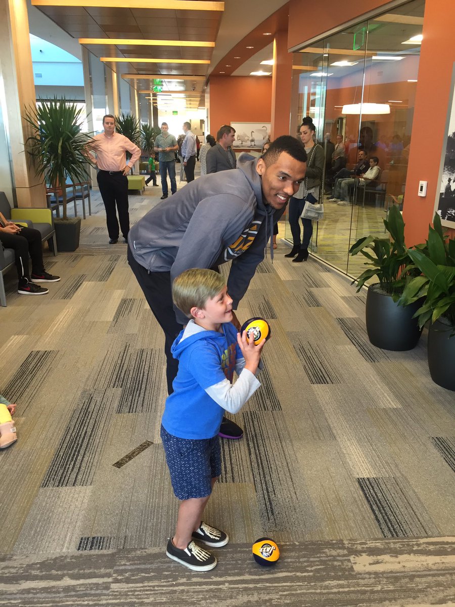 .@Bolomboy21 stopped by the Grand Opening of the new @UofUHealthCare in Farmington to shoot some hoops with fans 🏀 https://t.co/jQx3iDFYLJ