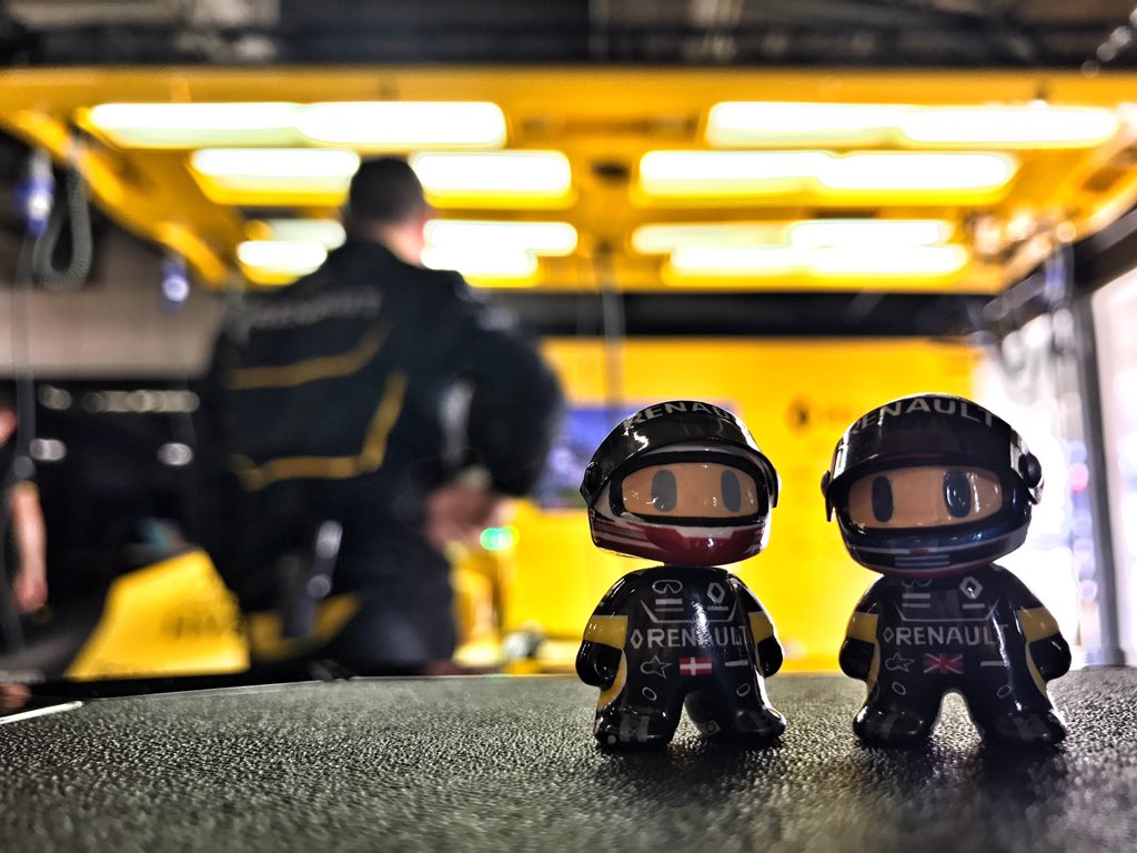AlpineF1Team's tweet photo. The #JapaneseGP means we are in the homeland of our famous #MiniDrivers of course! Hi #MiniKevin, hi #MiniJolyon! https://t.co/dZkMMWDsRw
