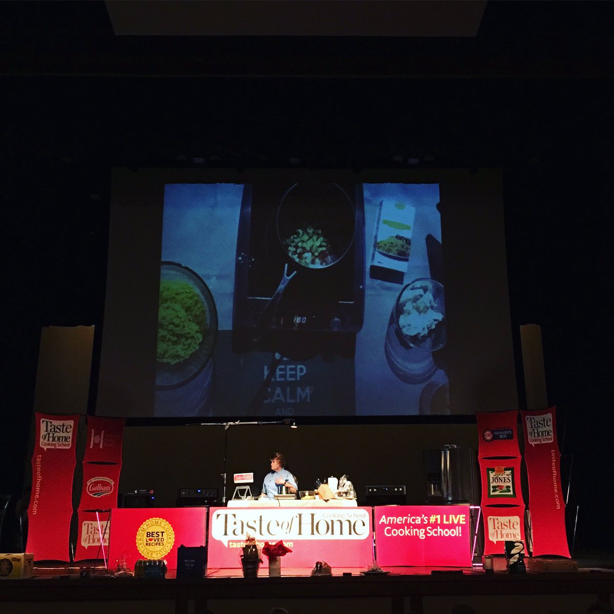 RicelandFoods's tweet photo. Chef Jamie Dunn makes our Rice 'N Easy Saffron Yellow Flavored Rice Mix for her Creole Rice Cakes at the @tasteofhome Cooking School. https://t.co/flzrsZINne