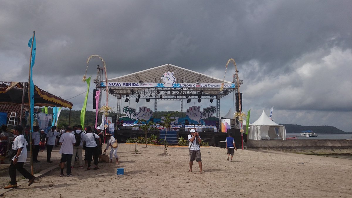 ahmadmuzakky25's tweet photo. Stage #NusaPenidaFestival2016. Acara dibuka jam 14.30. Mai melali #VisitNusaPenida @BaleBengong https://t.co/eIFw4Xsx7J