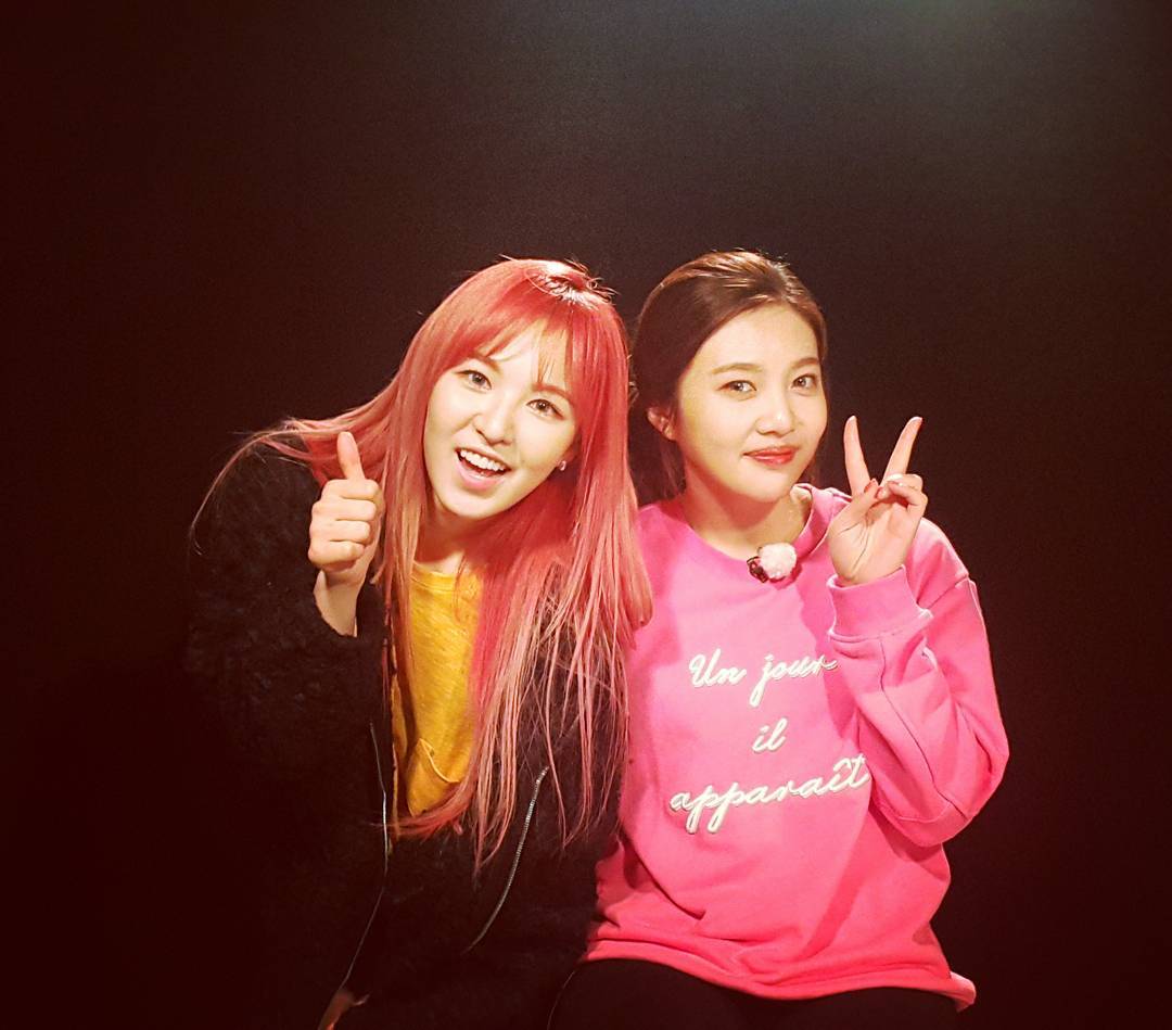 ohjoyth's tweet photo. [INSTAGRAM] 161007 newnewnr's ig update with #WENDY #조이 #JOY ตอนถ่ายสัมภาษณ์รายการ WGM จอยไม่สบาย เวนดี้เลยมาหาน้อง
https://t.co/BY9KGilA2Y https://t.co/J5MrebWvk0